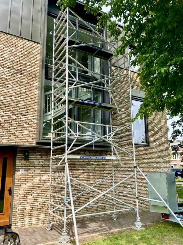 Brede steiger opgebouwd tot 8 meter
