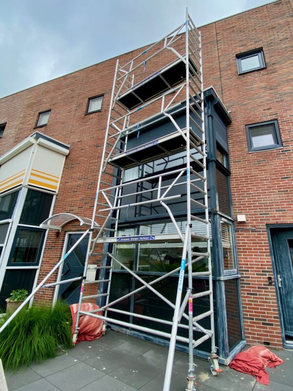 Smalle steiger opgebouwd