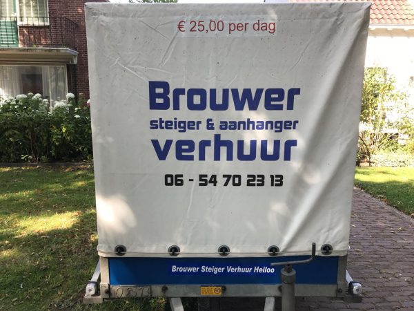 vooraanzicht aanhanger met huif