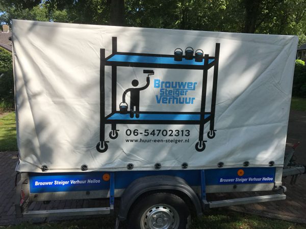 zijaanzicht rechts aanhanger met huif