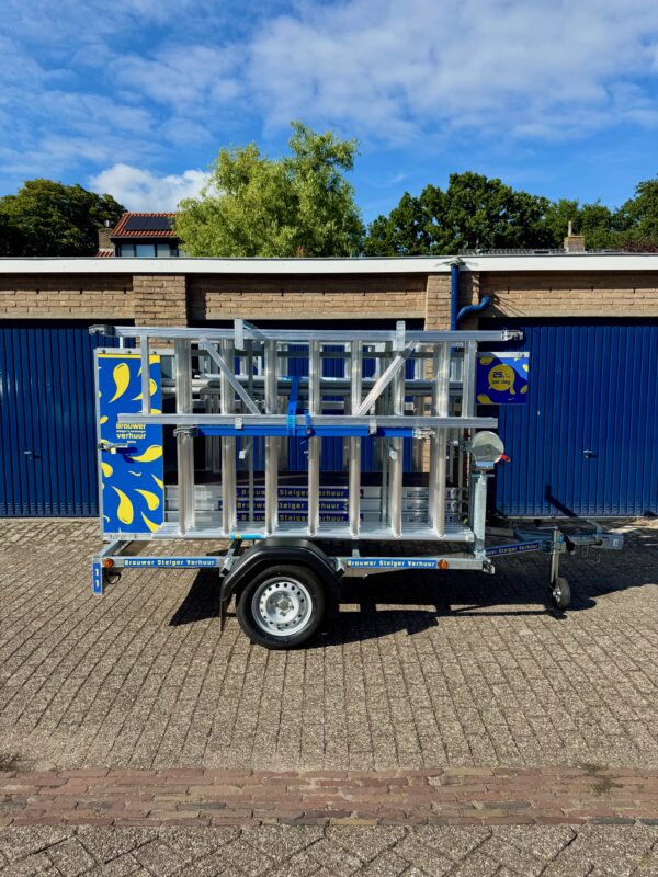 Steigertrailer brede steiger zijkant