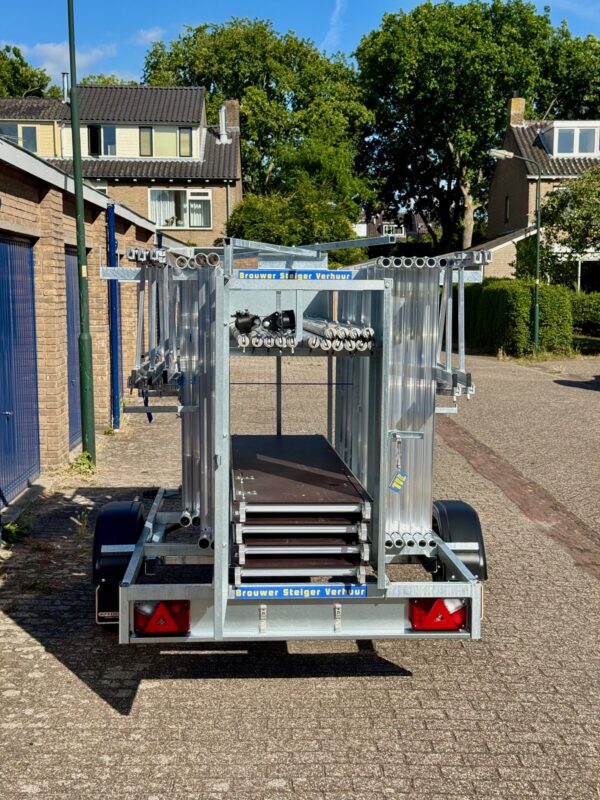 Steigertrailer brede steiger achterkant open deur